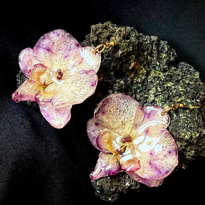 Boucle d'oreille orchidée mauve. Pièce A