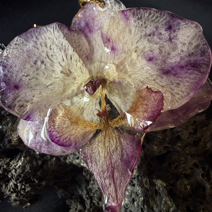 Boucle d'oreille orchidée mauve. Pièce A