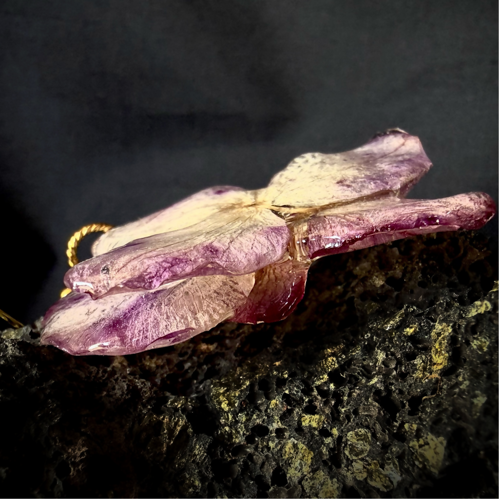 Boucle d'oreille orchidée mauve. Pièce A