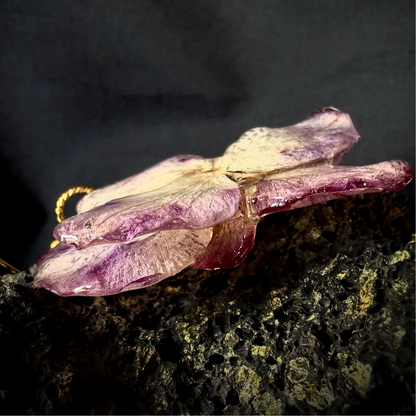 Boucle d'oreille orchidée mauve. Pièce A