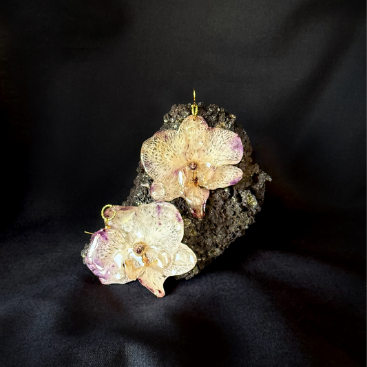Boucle d'oreille orchidée mauve. Pièce B.