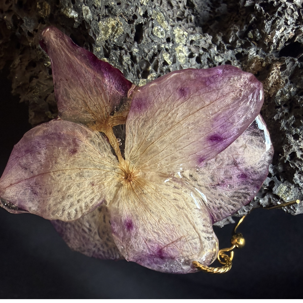 Boucle d'oreille orchidée mauve. Pièce A