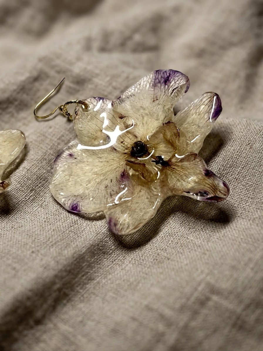 Boucle d’oreille orchidée mauve. Pièce unique B