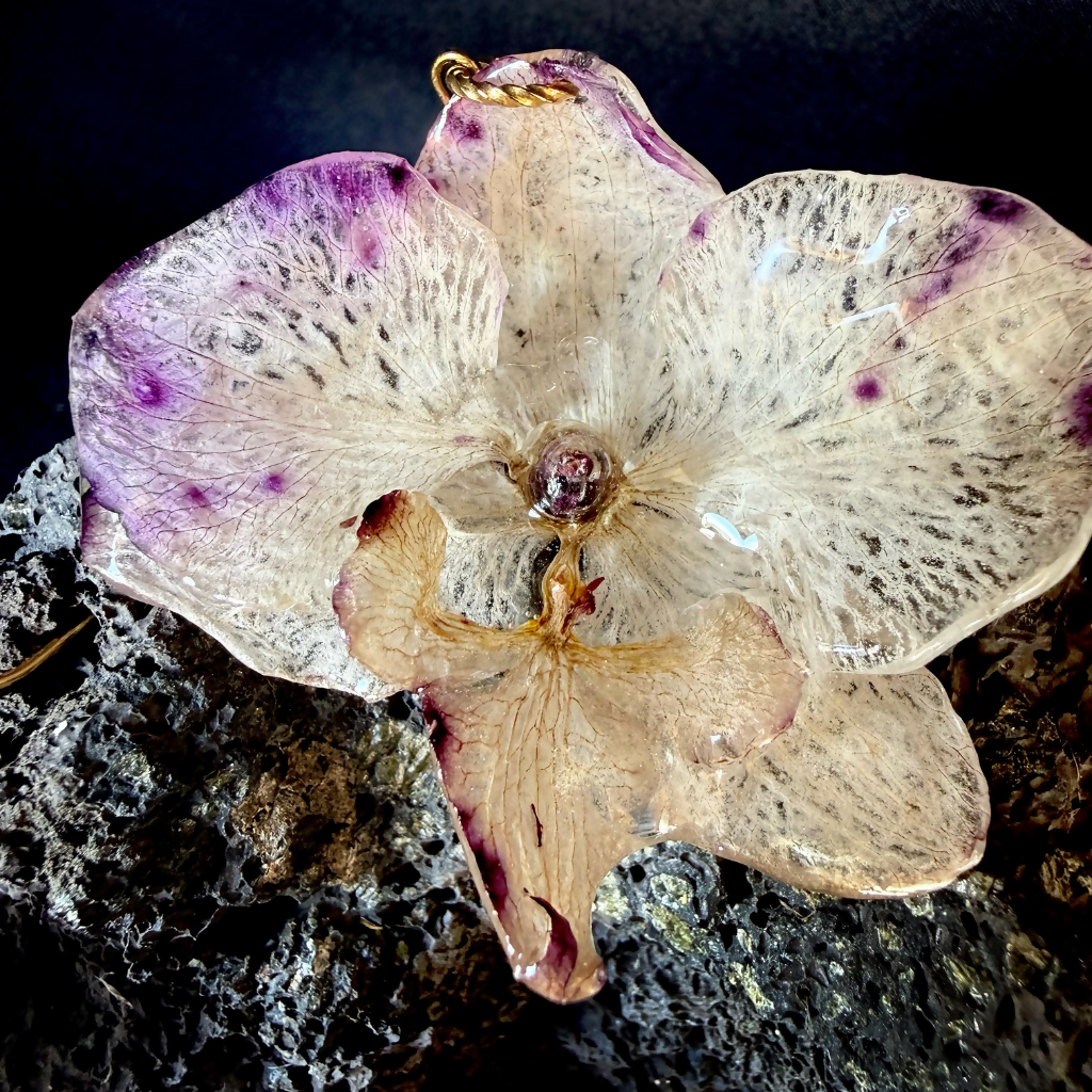 Boucle d'oreille orchidée mauve. Pièce B.