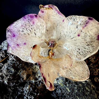 Boucle d'oreille orchidée mauve. Pièce B.