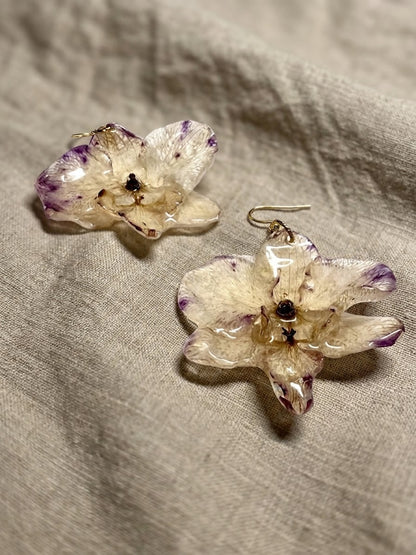 Boucle d’oreille orchidée mauve. Pièce unique B