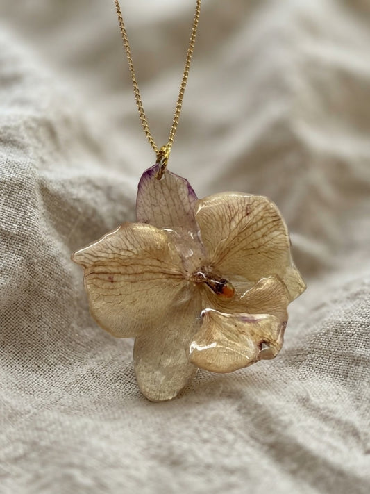 Collier orchidée blanc/mauve. Pièce unique G