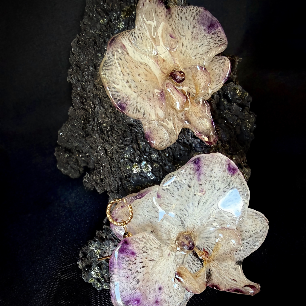 Boucle d'oreille orchidée mauve. Pièce B.
