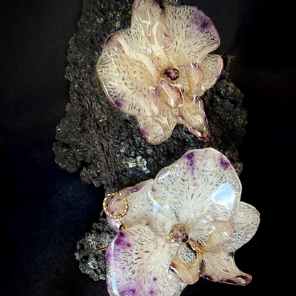 Boucle d'oreille orchidée mauve. Pièce B.