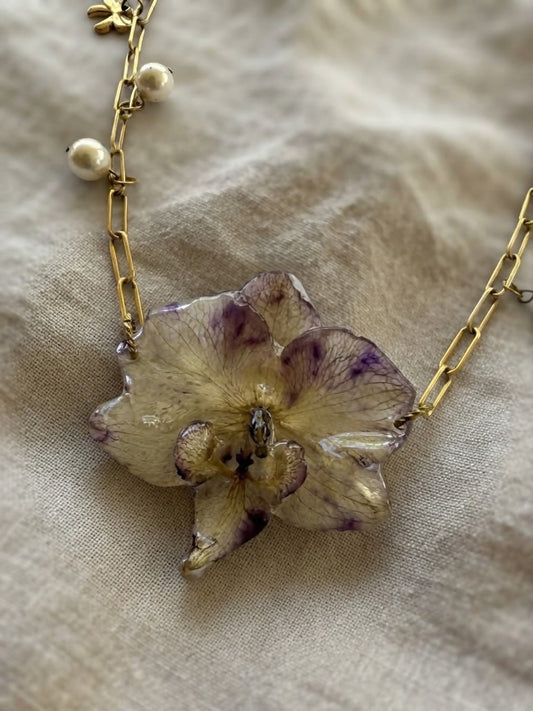 Collier orchidée mauve & breloque. Pièce unique E