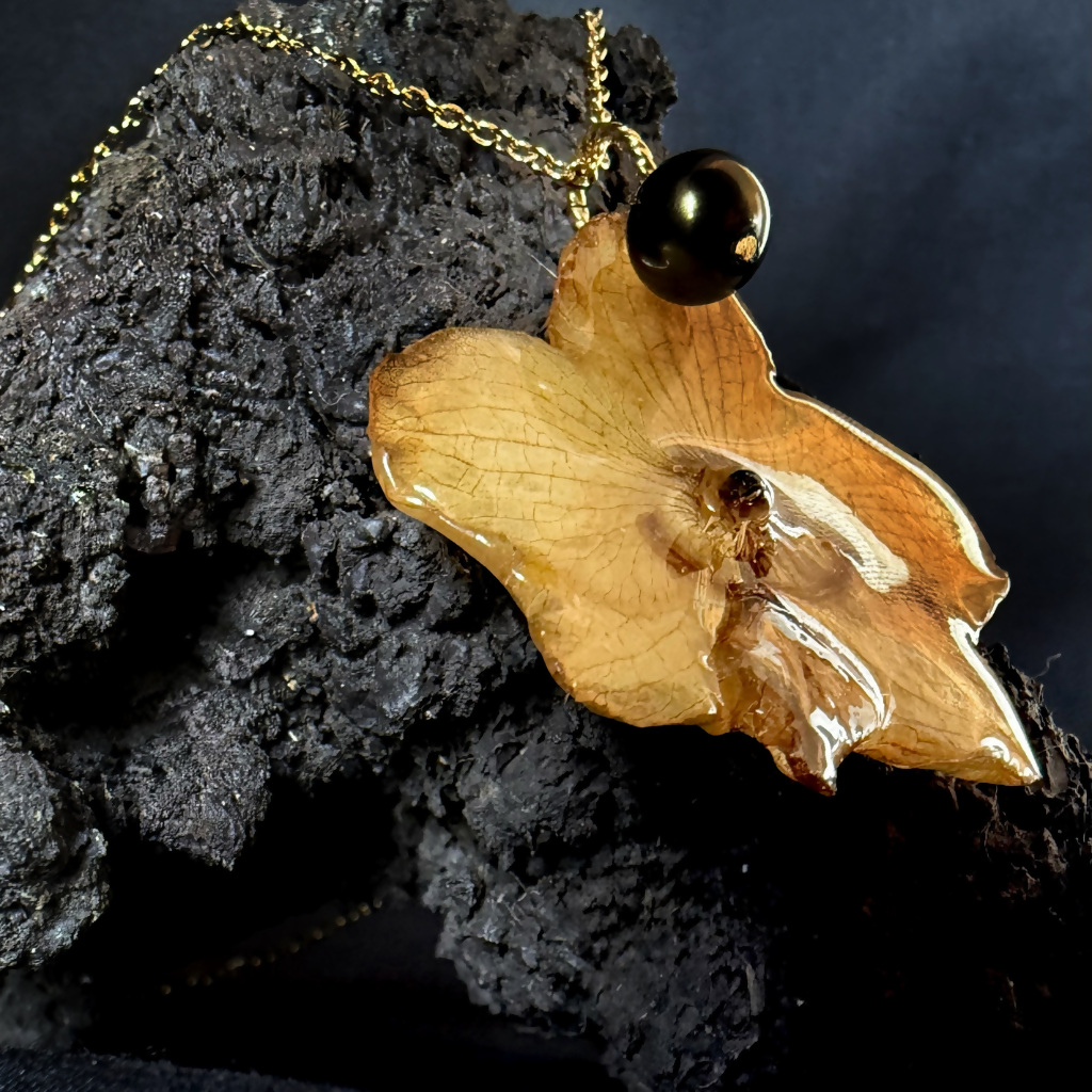 Collier orchidée jaune. Pièce unique B
