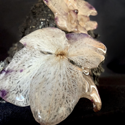 Boucle d'oreille orchidée mauve. Pièce B.