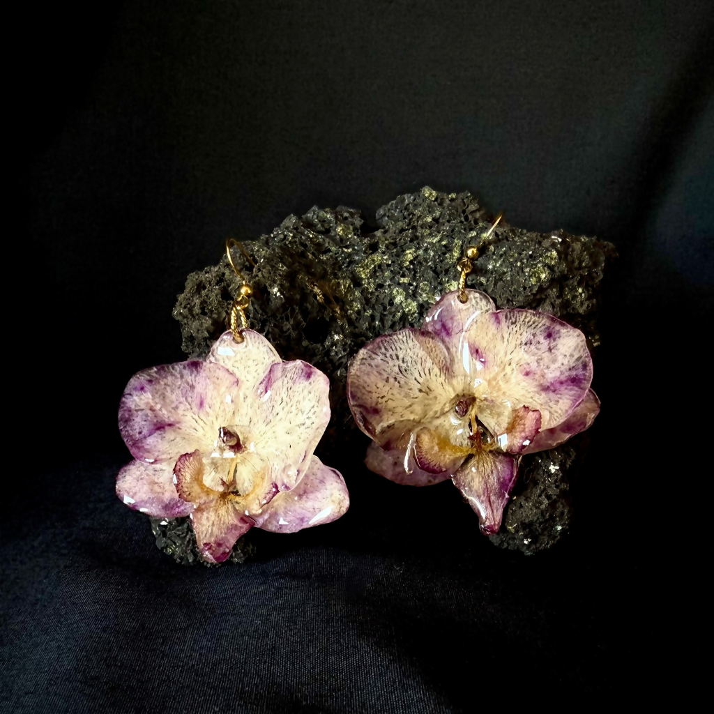 Boucle d'oreille orchidée mauve. Pièce A