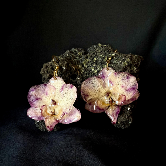 Boucle d'oreille orchidée mauve. Pièce A