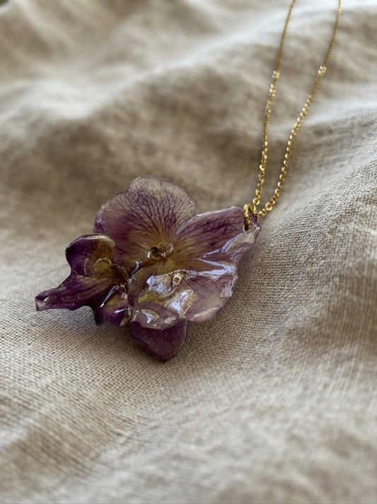 Collier orchidée mauve. Pièce unique D