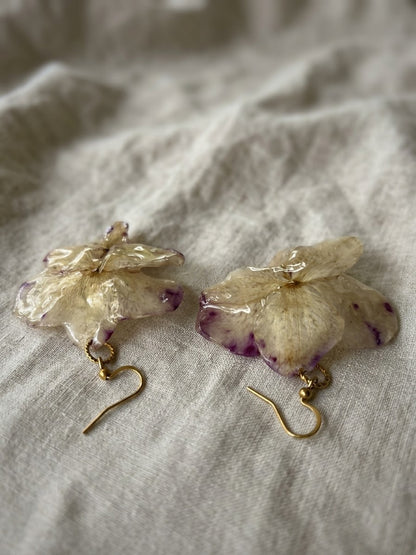Boucle d’oreille orchidée mauve. Pièce unique B