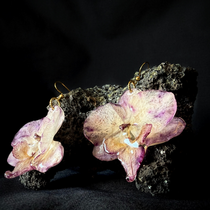 Boucle d'oreille orchidée mauve. Pièce A