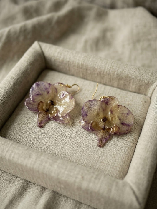 Boucle d’oreille orchidée mauve. Pièce unique C